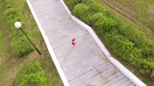 Tini lány fut fel a lépcsőn. Sport. Légifelvétel — Stock videók