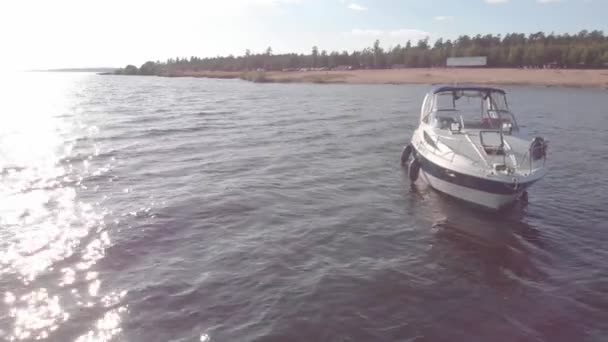 Yate en el río. Verano. Disparo aéreo — Vídeos de Stock