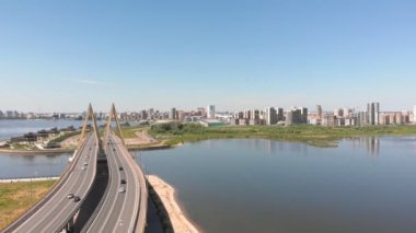 Nehrin karşısındaki yol köprüsü. Kentsel çevre