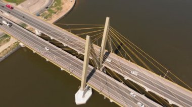 Nehrin karşısındaki yol köprüsü. Kentsel çevre