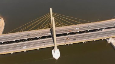 Nehrin karşısındaki yol köprüsü. Kentsel çevre