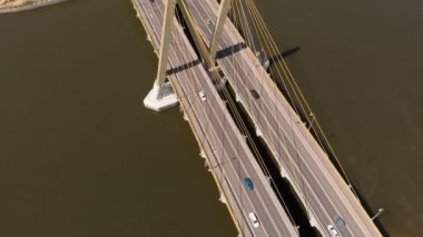 Nehrin karşısındaki yol köprüsü. Kentsel çevre