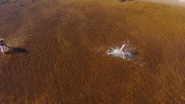 As pessoas brincam na água junto ao rio. Verão — Vídeo de Stock