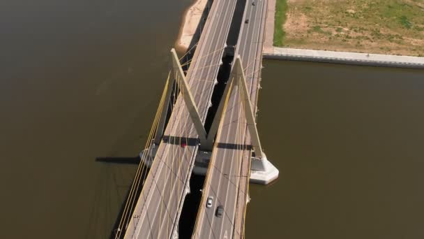 Puente de carretera a través del río. Medio ambiente urbano — Vídeo de stock