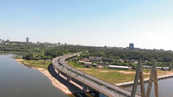 강을 가로 지르는 도로 다리. 도시 환경 — 비디오