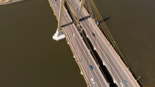Puente de carretera a través del río. Medio ambiente urbano — Vídeo de stock