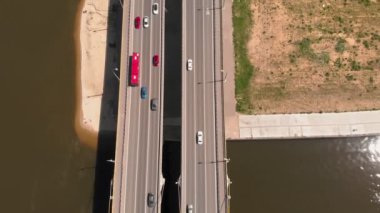 Nehrin karşısındaki yol köprüsü. Kentsel çevre