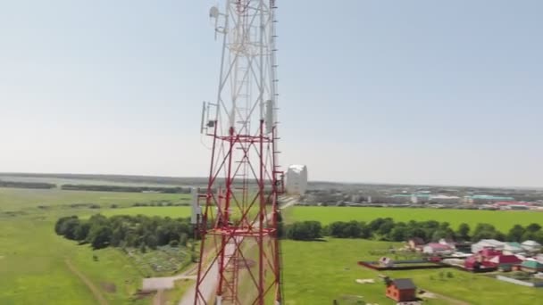 셀 타워. 도시 통신. 공중 촬영 — 비디오