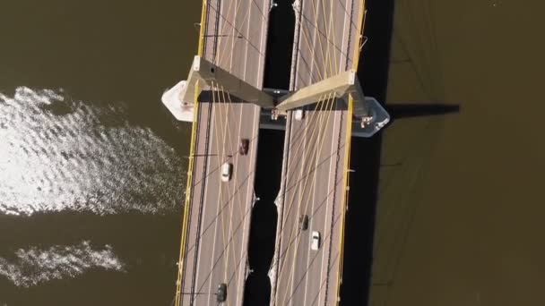 Straßenbrücke über den Fluss. städtisches Umfeld — Stockvideo