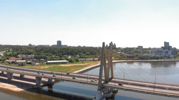 Weg brug over de rivier. Stadsmilieu — Stockvideo