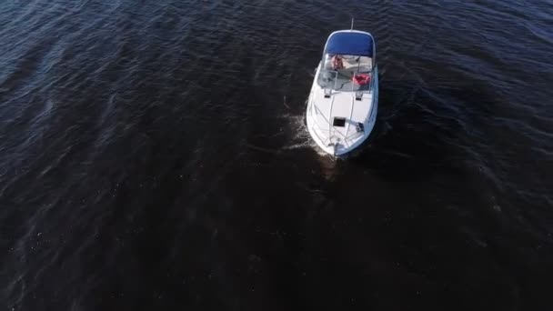 Yacht på floden. Sommaren. Flyg fotografering — Stockvideo