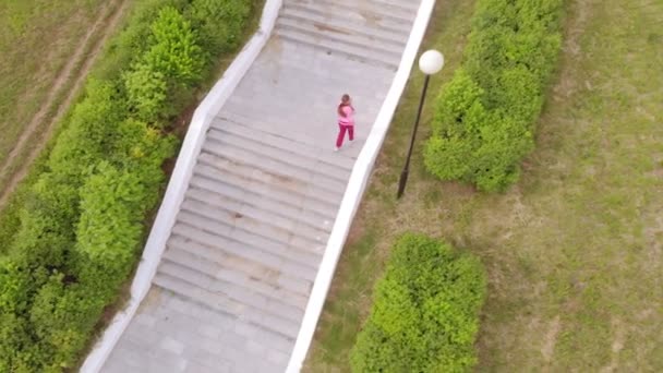 Tiener meisje loopt de trap op. Sport. Luchtfotografie — Stockvideo