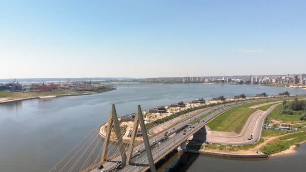 Puente de carretera a través del río. Medio ambiente urbano — Vídeo de stock