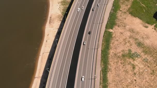 Puente de carretera a través del río. Medio ambiente urbano — Vídeos de Stock