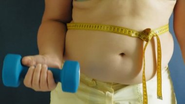 mavi arka plan üzerinde şişman kadın göbek closeup