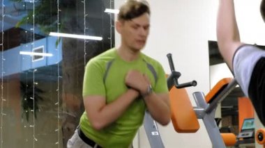 Spor salonundaki adam. Fitness. Sağlıklı yaşam tarzı