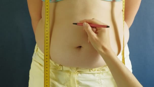 Толстая женщина живот крупным планом на голубом фоне — стоковое видео