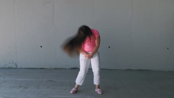 Jeune fille dansant sur un fond gris. Danse de rue — Video