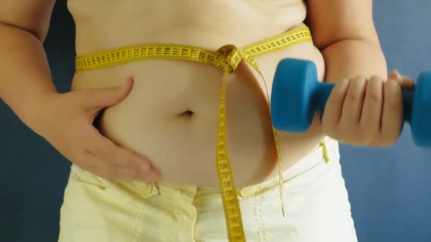 Жирна жінка живіт крупним планом на синьому фоні — стокове відео