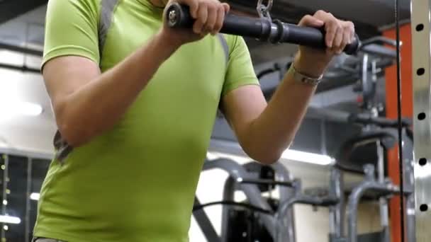 Man gör triceps övningar i gymmet — Stockvideo