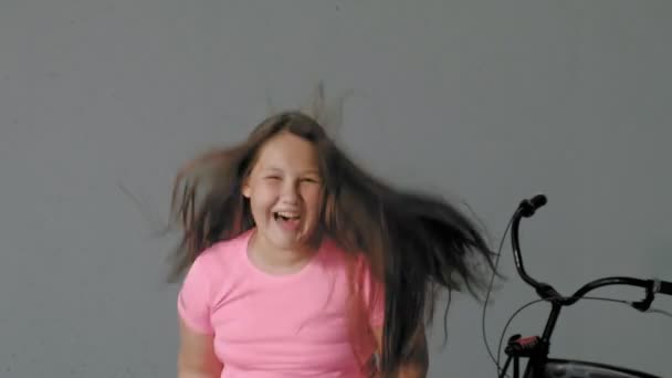 Girl teenager dancing on a gray background. Street dance — Stock Video