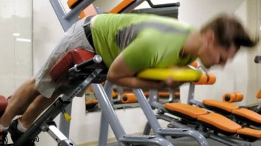 Spor salonundaki adam. Fitness. Sağlıklı yaşam tarzı