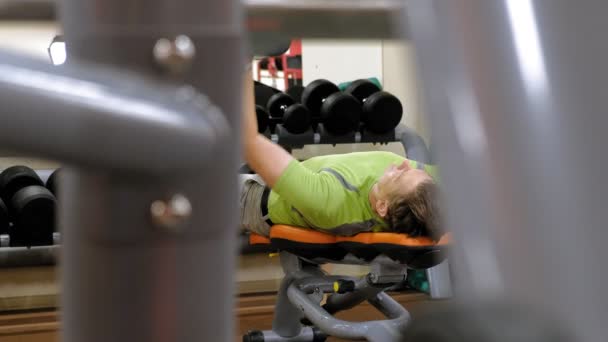 Homme faisant banc presse avec haltères dans le studio de fitness — Video