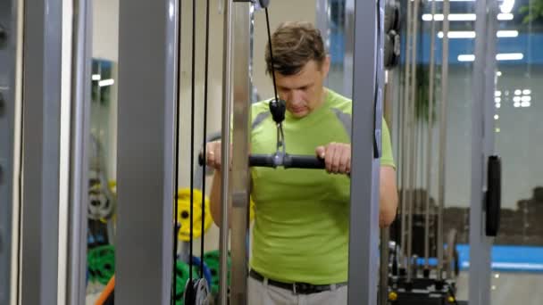 Man doing triceps exercises in the gym — Stock Video