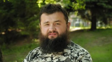 olgun sakallı adam açık havada duyguları tasvir eder. Yaz