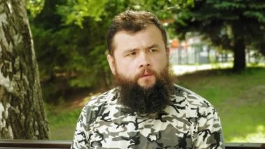 olgun sakallı adam açık havada duyguları tasvir eder. Yaz