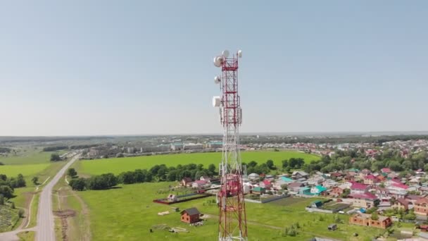 Cell Tower. Városi kommunikáció. Légi hajtás — Stock videók