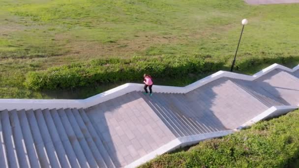 一个年轻的女孩跑上楼梯，运动。空中拍摄 — 图库视频影像