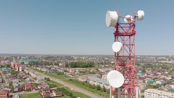 Buněčná věž. Městská komunikace. Letecká výstřela — Stock video