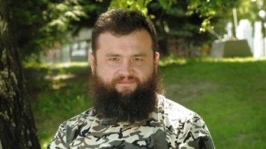 olgun sakallı adam açık havada duyguları tasvir eder. Yaz