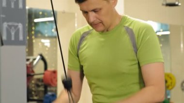 Spor salonundaki adam. Fitness. Sağlıklı yaşam tarzı