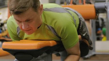 Spor salonundaki adam. Fitness. Sağlıklı yaşam tarzı