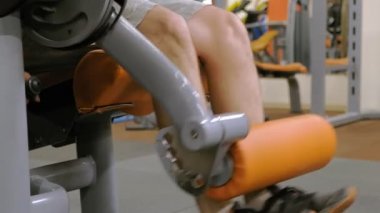 Spor salonundaki adam. Fitness. Sağlıklı yaşam tarzı