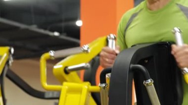 Spor salonundaki şişman adam. Fitness ve spor. Sağlıklı yaşam tarzı