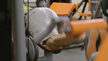 Spor salonundaki adam. Fitness. Sağlıklı yaşam tarzı