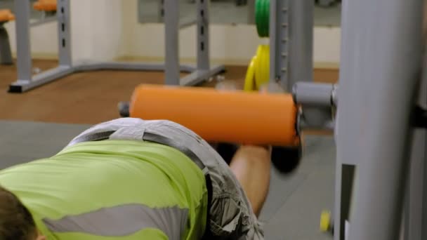 L'homme dans la salle de gym. En forme. Mode de vie sain — Video