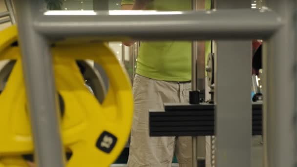 De man in de sportschool. Fitness. Gezonde levensstijl — Stockvideo