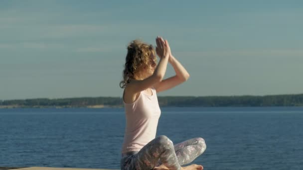 Ung kvinna som tränar yoga utomhus på sommaren. Hälsosam livsstil — Stockvideo