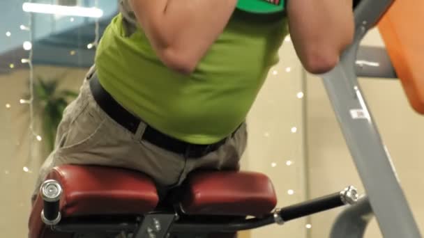 L'homme dans la salle de gym. En forme. Mode de vie sain — Video