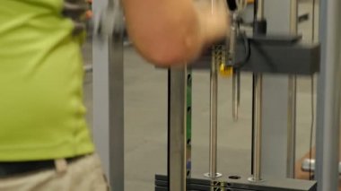 Spor salonundaki adam. Fitness. Sağlıklı yaşam tarzı