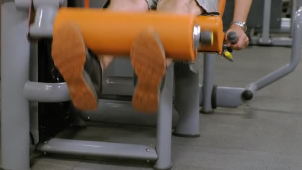 Mannen i gymmet. Fitness. Hälsosam livsstil — Stockvideo