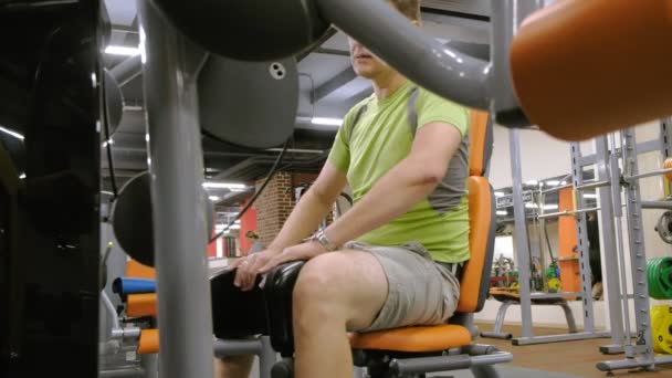 De man in de sportschool. Fitness. Gezonde levensstijl — Stockvideo