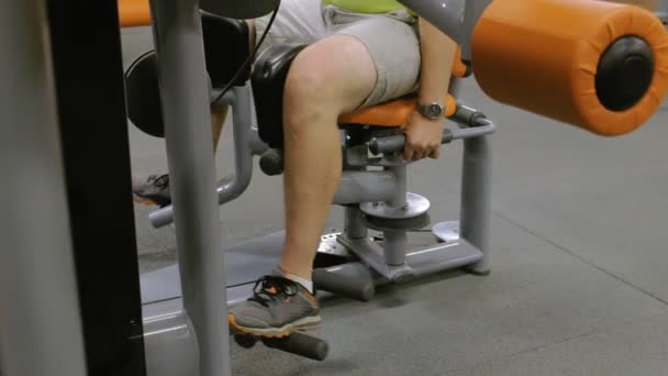 L'homme dans la salle de gym. En forme. Mode de vie sain — Video