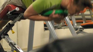 Spor salonundaki adam. Fitness. Sağlıklı yaşam tarzı