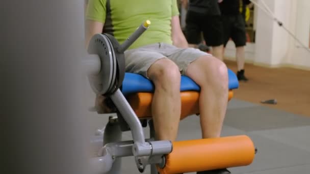 L'homme dans la salle de gym. En forme. Mode de vie sain — Video