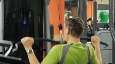 Kilolu adam spor salonundaüst bloğu paylaşıyor. Fitness. Sağlıklı yaşam tarzı.